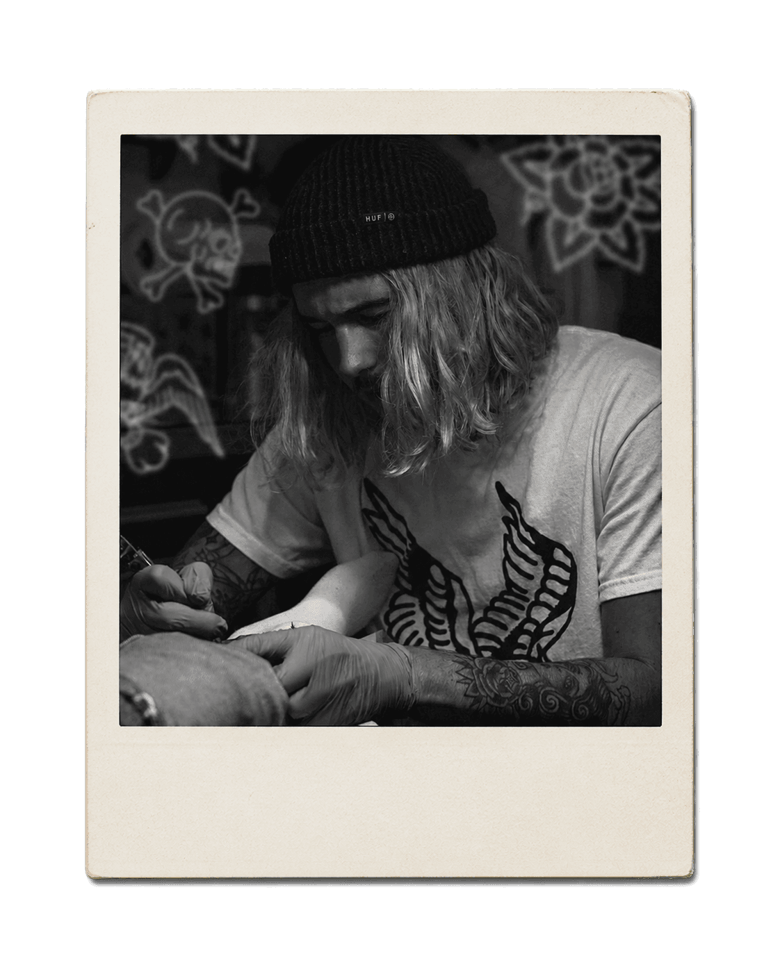 Photo Polaroid de Cedric St-Amant en train de tatouer dans son studio