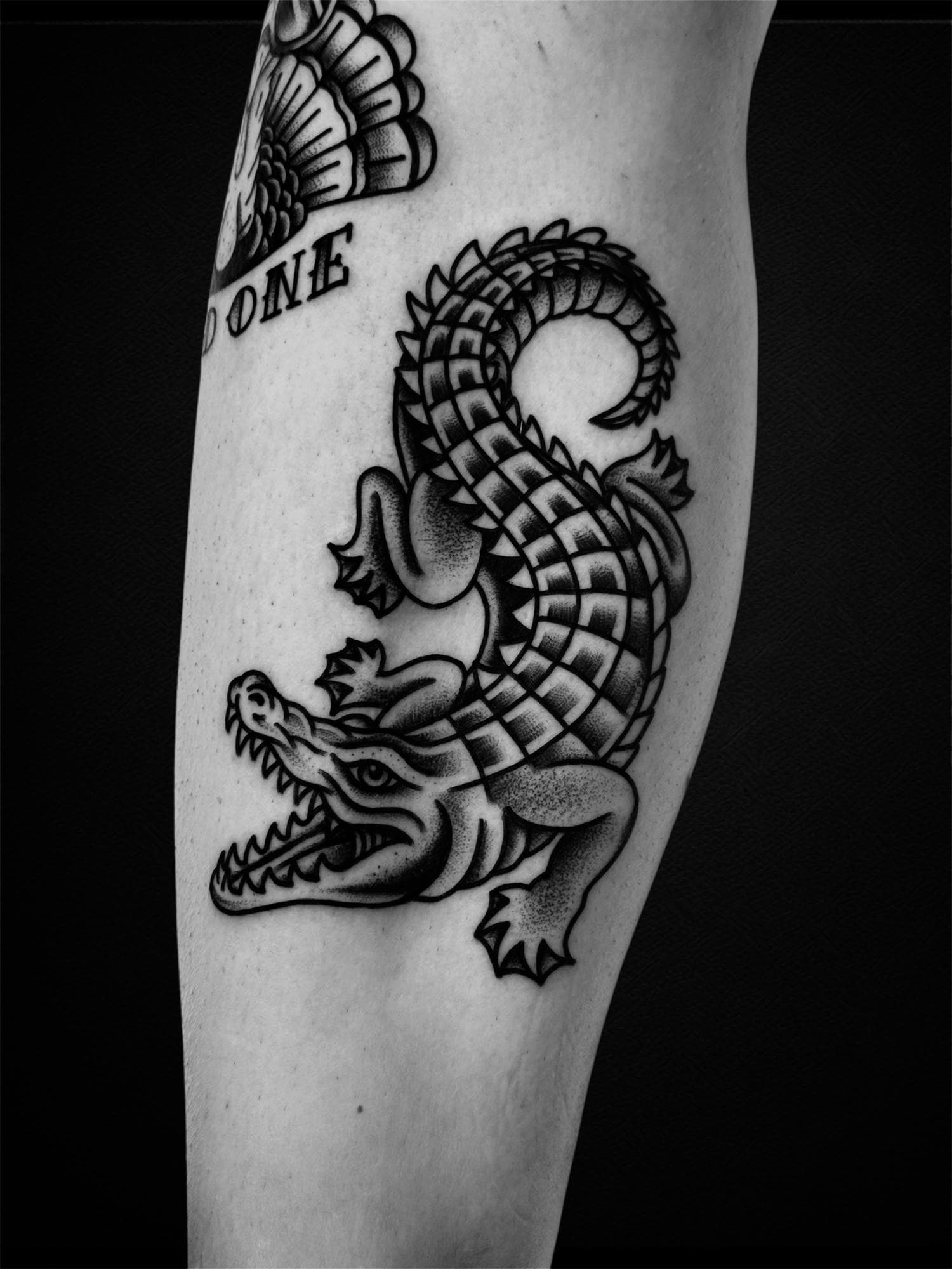 Tatouage traditionnel noir et gris d’un crocodile