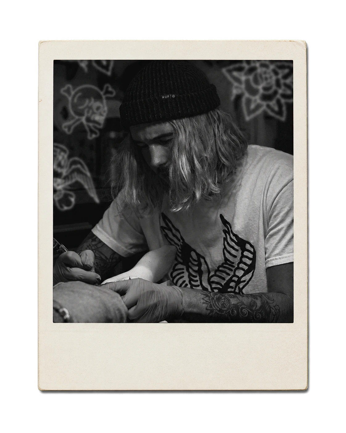 Photo Polaroid de Cedric St-Amant en train de tatouer dans son studio